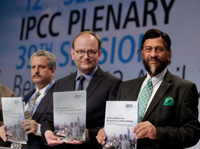 Ramón Pichs Madruga y Ottmar Edenhofer, co-presidentes; y el presidente del Grupo de Trabajo 3 del IPCC Rejendra K. Pachauri, durante la conferencia de prensa realizada hoy en Berlín, Alemania.