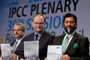 Ramón Pichs Madruga y Ottmar Edenhofer, co-presidentes; y el presidente del Grupo de Trabajo 3 del IPCC Rejendra K. Pachauri, durante la conferencia de prensa realizada hoy en Berlín, Alemania.