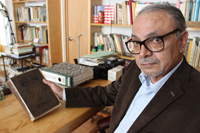 El doctor Juan José Saldaña González muestra el libro La Locomotora en México de S.A Alzati.