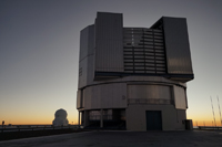  En la fotografía dos de los telescopios que son parte del Very Large Telescope Interferometer. En primer plano aparece el domo que contiene un telescopio de ocho metros, mientras el que está al fondo tiene uno de 1.8 metros de diámetro.