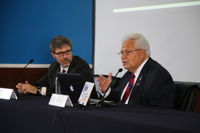 Los doctores Miguel Alcubierre y Rafael Navarro, director e investigador del Instituto de Ciencias Nucleares de la UNAM, respectivamente, en conferencia de prensa en la que se anunció una participación más del especialista en ciencias planetarias (derecha) en una nueva misión a Marte de la Agencia Espacial Europea.