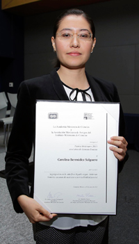 La doctora Carolina Bermúdez Salguero, de la Facultad de Química de la UNAM, obtuvo el Premio Weismann 2015, en el área de ciencias exactas.