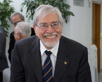 El doctor Lomnitz, Premio Nacional de Ciencias y Artes, ha dejado huellas importantes en la geofísica mexicana.