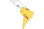 Mapa de la distribución de la incidencia del virus en América. En amarillo los países donde está presente el virus y se administra vacuna a los viajeros; en verde los países donde no es endémico el virus pero al colindar con países que sí lo registran se requiere la vacuna; en rojo los países donde se registran casos del virus y se debe presentar certificado internacional de dosis única de la vacuna para poder ingresar.