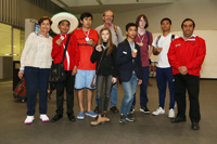 Los integrantes del equipo mexicano muestran las medallas que ganaron en la Olimpiada Rioplatense de Matemáticas tras su llegada a la Ciudad de México procedentes de Argentina. Los acompañan el director del programa Concurso de Primavera de Matemáticas de la AMC, Carlos Bosch, y delegados.