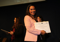 Recibe maestra de educación básica su diploma de la Ciencia en tu Escuela correspondiente al año 2016.