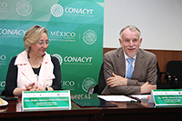 La investigadora española María Ángela Nieto Toledano, ganadora del Premio México de Ciencia y Tecnología 2017; y Arturo Menchaca, coordinador general del Consejo Consultivo de Ciencias, en el anuncio del inicio de la visita académica de la experta en biología molecular en nuestro país.