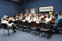 Los coordinadores de las 41 sedes donde se imparten las charlas de Domingos en la Ciencia, encaminadas a difundir el conocimiento científico entre los niños y jóvenes, durante una de las sesiones de trabajo encabezadas por el director del programa, Raymundo Cea (de espalda).