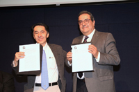 El director general de Canal 22, Ernesto Velázquez Briseño; y el presidente de la Academia Mexicana de Ciencias, Jaime Urrutia Fucugauchi, firmaron un convenio de colaboración.