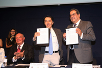 El director general de Canal 22, Ernesto Velázquez Briseño; y el presidente de la Academia Mexicana de Ciencias, Jaime Urrutia Fucugauchi, firmaron un convenio de colaboración teniendo como testigo al presidente del Sistema Público de Radiodifusión del Estado Mexicano, Armando Carrillo Lavat.