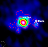Imagen de la emisión de la molécula de monóxido de carbono de la galaxia AzTEC1 a 24 mil 500 millones de años luz de distancia, donde los círculos negro y blanco señalan la zona del núcleo (nucleus) y nódulo externo del disco (SF clump) donde se ha demostrado la influencia de la turbulencia del gas en la regulación de la formación de estrellas. 