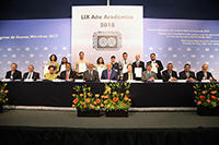 El director general del Conacyt, Enrique Cabrero; y el presidente de la Academia Mexicana de Ciencias (AMC), José Luis Morán, presidieron la ceremonia de Inicio del LIX Año Académico de la AMC. Se dio la bienvenida a los miembros de nuevo ingreso, y se entregaron reconocimientos a los ganadores (de pie) de los Premios Wiezmann 2017, Premios de la Academia a las mejores tesis de doctorado en ciencias sociales y humanidades 2017, así como de las Becas para Mujeres en las humanidades y ciencias sociales 2018.