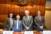 El doctor Jaime Urrutia Fucugauchi, la señora Thelma del Cid de Adem y los doctores Manuel Peimbert y Alejandro Adem.