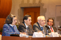 La señora Thelma del Cid de Adem y los doctores Jaime Urrutia Fucugauchi, Manuel Peimbert y Alejandro Adem durante el homenaje póstumo a Julián Adem Chahín.