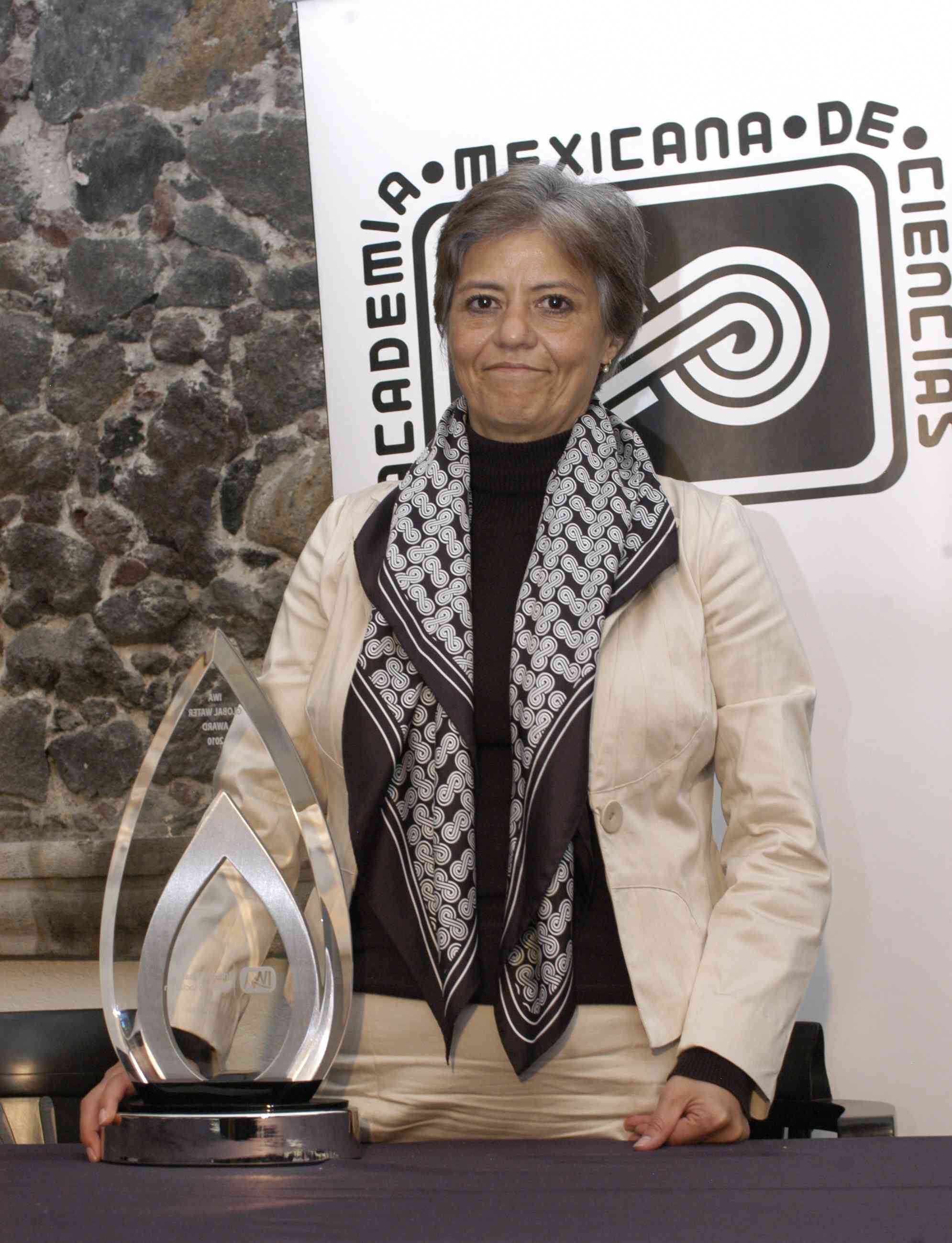 Dra. Blanca Jiménez Cisneros fue reconocida este año con el Global Water Award 2010, el premio más importante de la Asociación Internacional del Agua (IWA, por sus siglas en inglés), con lo que se convirtió en la primera persona de un país en vías de desarrollo en la historia de este galardón en obtenerlo.