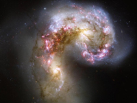 Entender la evolución de las galaxias es una pieza clave en la historia del Universo. En la imagen Galaxias Antena (NGC 4038-4039), resultado de la colisión de galaxias espirales de la que se forman millones de estrellas.