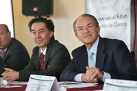 El doctor Jaime Urrutia Fucugauchi, presidente de la AMC y el gobernador de San Luis Potosí, Juan Manuel Carreras López, durante la inauguración de Construyendo el futuro-Encuentros de Ciencia San Luis Potosì 2016.