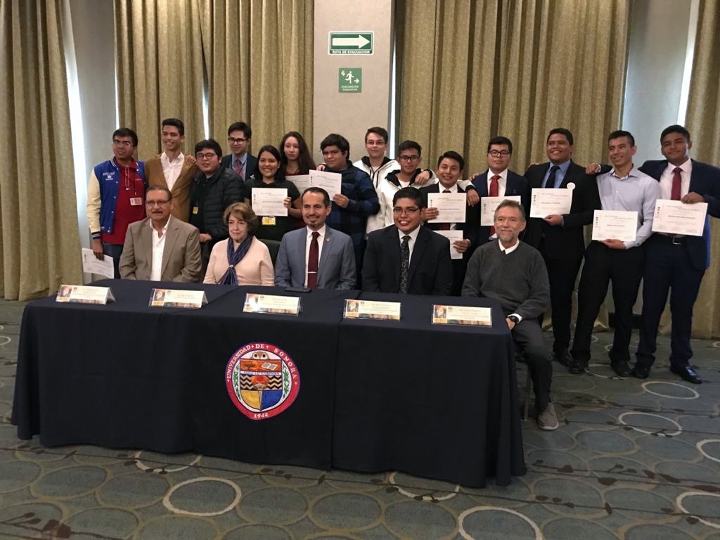 Los jóvenes preseleccionados que representarán a México en las Olimpiadas Internacional e Iberoamericana de Química, respectivamente. Al frente, de izquierda a derecha: José Manuel Aguilar García, Antonia Dosal Gómez, Juan Carlos Gálvez Ruiz, David Octavio Corona Martínez y Mauricio Castro Acuña