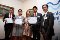 La embajadora de Suecia en México, Annika Thunborg, y el presidente de la Academia Mexicana de Ciencias, Jaime Urrutia, con los ganadores del primer lugar de PNJA2017: Jimena Chávez Velasco, Manuel Lucas Mateo y Juan Pablo Zamudio, del Liceo Michoacano, de Morelia, Michoacán, que representarán a México en la etapa internacional de este certamen en Estocolmo, en agosto próximo.