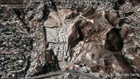 Imagen satelital de un desarrollo inmobiliario en Tejamen,Tijuana, BC, llamado Valle del Pedregal, en el que se observa la construcción de casas. Se trata de en un sitio vulnerable pues en temporada de lluvias el agua retoma su caudal.