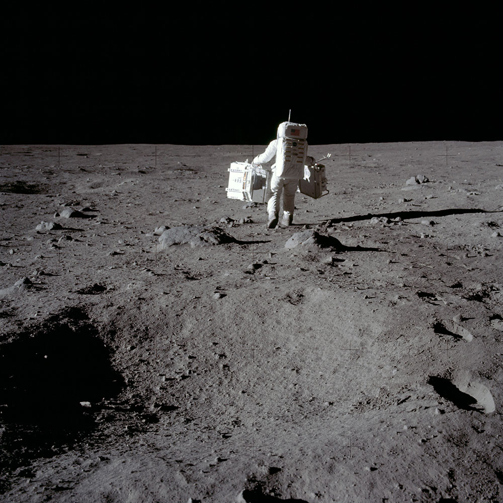 Con las muestras recolectadas en la misión Apolo 11 se hicieron estudios de la superficie de la Luna, donde se instalaron muchos instrumentos, aparatos para saber si había sismos, detectores de partículas energéticas para ver como interactuaban la superficie de la Luna con el viento solar.