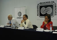 Gustavo Chapela, Juan Pedro Laclette y Judith Zubieta, durante el encuentro con los estudiantes.