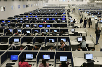 Los call centers están abastecidos con las nuevas tecnologías de la comunicación: la computadora aparece simultáneamente como medio de producción y como medio de vigilancia del trabajo, señala la antropóloga Natalia Radetich.