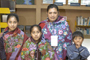 Juana Bernarda Hernández, instructora en la Casa de Cultura de Zinacantán, con algunos alumnos del Programa de Computación para Niños y Jóvenes de la AMC.