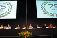 Ceremonia de conmemoración del 75 aniversario de la revista Ciencia. En la mesa de honor el presidente de la AMC, Jaime Urrutia, Julia Tagüeña, directora adjunta de Desarrollo Científico de Conacyt; Jorge Flores, expresidente de la AMC; Antonio Bolívar Goyanes, hijo de Cándido Bolívar y nieto de Ignacio Bolívar, fundadores de la revista Ciencia; Miguel Pérez de la Mora, director de Ciencia, y los miembros del Comité Editorial Carlos Prieto de Castro, Alicia Ziccardi y Debora Dultzin.