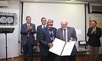 José Luis Morán, presidente de la Academia Mexicana de Ciencias (AMC), formalizó el ingreso del profesor Samuel B. Trickey como miembro correspondiente de la AMC, en una ceremonia celebrada en el Departamento de Química del Centro de Investigación y de Estudios Avanzados, en donde el científico estadounidense ofreció una conferencia.