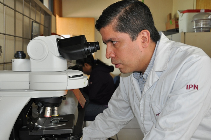 José Jorge Chanona Pérez, adscrito a la  Escuela Nacional de Ciencias Biológicas del IPN e integrante de la Academia Mexicana de Ciencias, trabaja en la producción de biopolímeros para la construcción de materiales biodegradables.