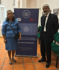 La doctora Neyra Alvarado Solísy el doctor José Luis Morán, en el Aula Magna de El Colegio de San Luis.