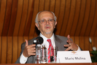 El doctor Mario Molina, Premio Nobel de Química 1995, impartió la conferencia inaugural del programa “Hacia una ciudad sustentable” en El Colegio Nacional.