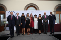 Ganadoras de las Becas para las Mujeres en la Ciencia L´Oréal-UNESCO-CONACYT-AMC 2017, flanqueadas por los integrantes del presìdium en la ceremonia realizada en el Alcázar del Castillo de Chapultepec.