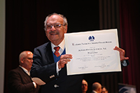 El doctor Miguel Pérez de la Mora, director de la revista Ciencia de la AMC, recibe uno de los Premios al Arte Editorial 2018, reconocimiento de la Caniem, en la categoría “Científicas y técnicas”.