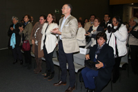De izquierda a derecha: Las doctoras Silvia Torres y Rosaura Ruiz, expresidenta de la AMC,  acompañan en primera fila a familiares del doctor René Drucker.