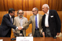 Intercambian saludos José Ramón Amieva, Ignacio Marván, José Ramón Cossío y José Agustín Ortíz Pinchetti durante la mesa 'Situación jurídica de la Ciudad de México', realizada en El Colegio Nacional.