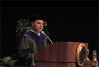 El doctor Sergio Alcocer Martínez de Castro durante su discurso en la ceremonia de graduación Clase 2015 de la Escuela de Ingeniería Crockell de la Universidad de Texas, en Austin, donde fue reconocido con el Distinguished Engineering Graduate Award, el pasado 22 de mayo.