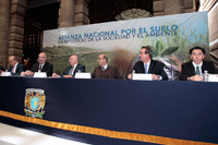 El rector de la UNAM, José Narro Robles, presidió el evento de conformación de la Alianza Nacional para el Suelo en beneficio de la sociedad y el ambiente, celebrado en el Palacio de Minería; lo acompañan los secretarios de Semarnat y Sedatu, Juan José Guerra Abud y Jesús Murillo Karam, respectivamente; el representante de la FAO en México, Fernando Soto Baquero; el presidente de la AMC, Jaime Urrutia Fucugauchi; y el director general del Politécnico, Enrique Fernández Fassnacht.