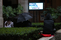 Las jardineras en uno de los patios de El Colegio Nacional fueron ocupadas por los visitantes durante la conferencia.