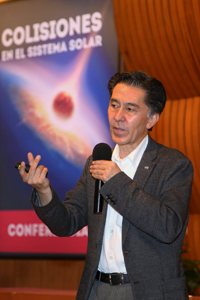 Doctor Jaime Urrutia Fucugachí en El Colegio Nacional.