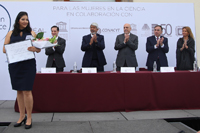 Mónica López Hidalgo, de la Facultad de Medicina, Universidad Autónoma de Querétaro, y ganadora de una de las Becas para las Mujeres en la Ciencia L´Oréal-Unesco-Conacyt-AMC 2017, en el área de ciencias naturales.