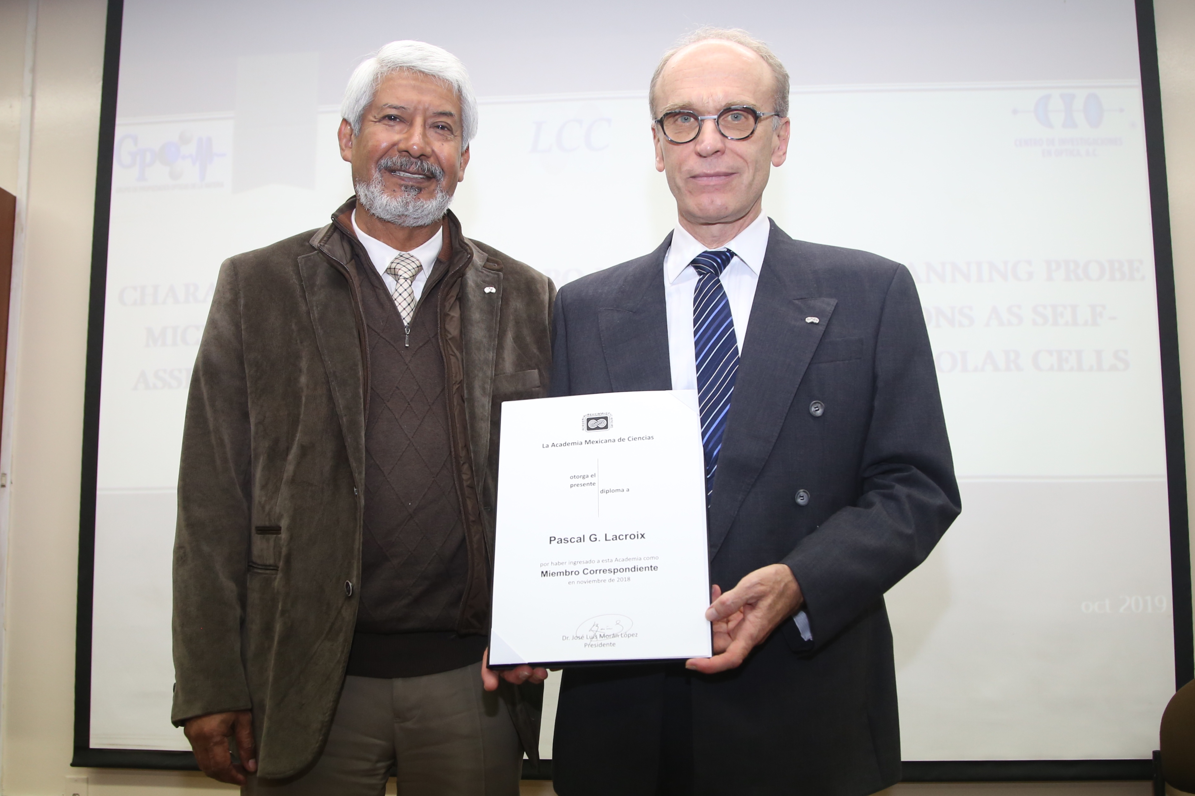 El presidente de la AMC, José Luis Morán y el doctor Pascal G. Lacroix, del Laboratorio de Química de Coordinación del Centro Nacional para la Investigación Científica de Francia.