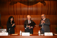 El científico alemán Robert Huber con su diploma de miembro correspondiente de la Academia Mexicana de Ciencias. Lo acompañan Alicia Ortega, investigadora de la Facultad de Medicina de la UNAM, y José Antonio de la Peña, expresidente de la AMC.