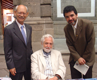 Los doctores Alfonso Romo de Vivar, Carl Djerassi y Guillermo Delgado, durante el Congreso Mexicano de Química que se realizó en el 2006 en el Palacio de Minería.
