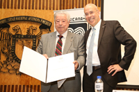 El decano de los ex presidentes de la Academia Mexicana de Ciencias, José Luis Mateos Gómez, entregó al doctor Juan José de Pablo Lastra, el diploma que lo acredita como miembro correspondiente de la asociación.
