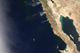 La imagen captada el pasado 14 de mayo muestra zonas de incendio en el sur de California, en Estados Unidos, y en la Península de Baja California, México.