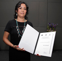 La doctora Elena Nava Morales muestra el diploma que la acredita como una de las investigadoras reconocidas con una de las Becas para las mujeres en las Humanidades y las Ciencias Sociales 2016, que otrorgan la AMC, el Conacyt y el CCC.