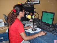 Imagen de locutora en Radio Totopo de Juchitán. Oaxaca.