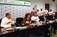 La doctora Julia Tagüeña, directora adjunta de Desarrollo Científico del Conacyt e integrante de la Academia Mexicana de Ciencias, invitó a los jóvenes de México a adoptar la investigación como un camino para su desarrollo profesional. En la imagen la acompañan Roberto Escalante, José Franco, René Asomoza y Enrique Fernández.